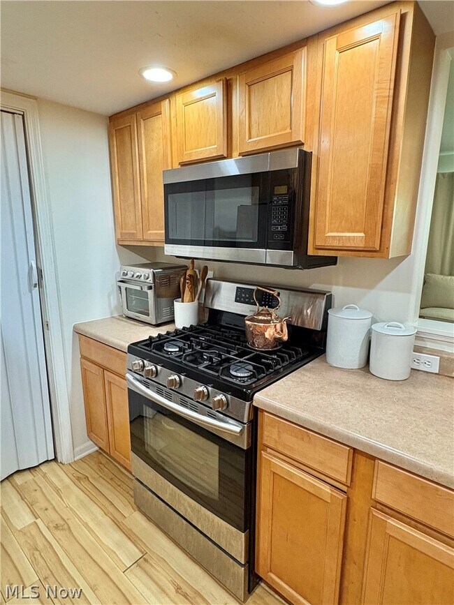 Building Photo - 6910 Carriage Hill Dr