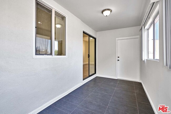 Building Photo - 826 S Park View St