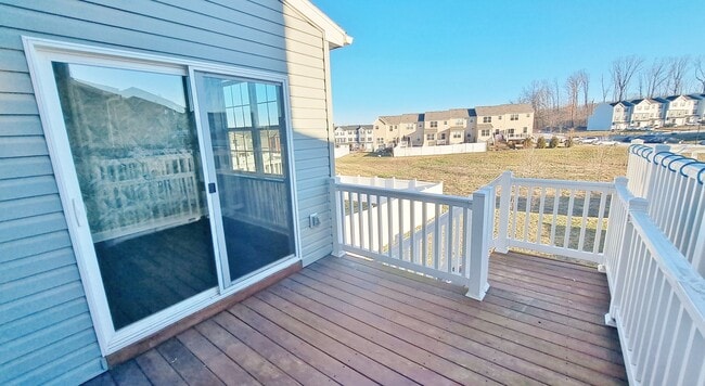 Building Photo - 3 Bed / 3-1/2 Bath Single Family Townhome