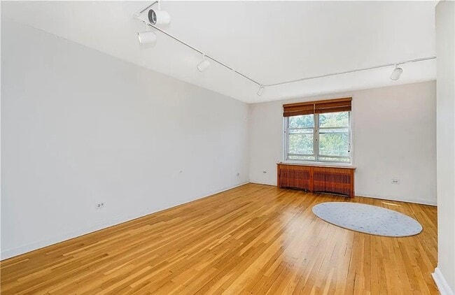 Building Photo - 350 Richmond Ter