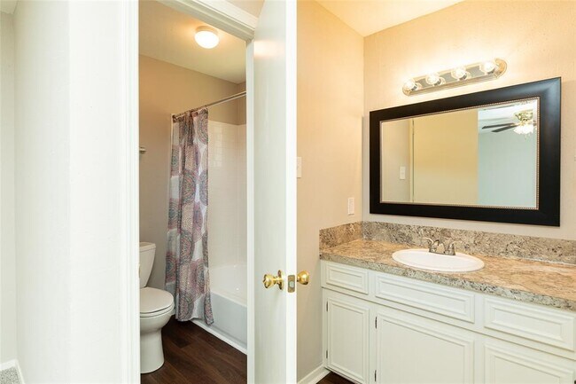 Building Photo - 2555 Halstead Dr