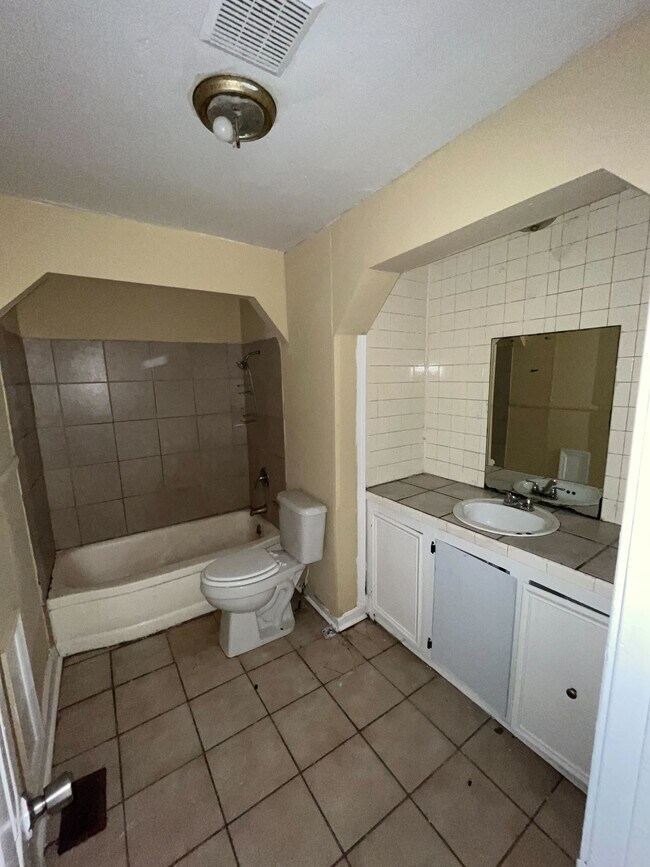 Building Photo - 2862 Oak Forest Dr