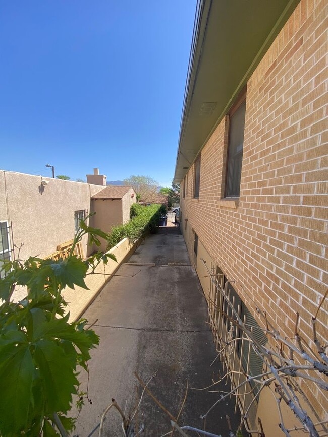 Building Photo - Large 4-Bedroom