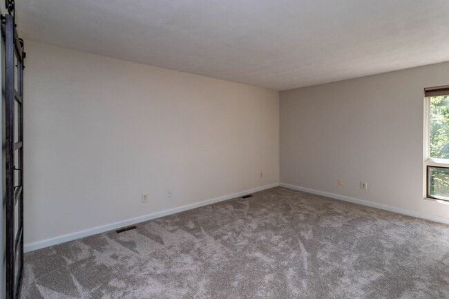 Building Photo - Beautiful Townhome in Central Colorado Springs!