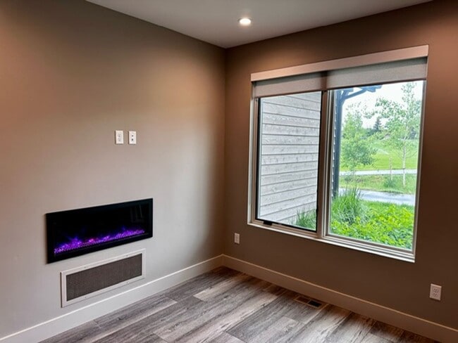 Building Photo - Black Bull Trail One Bedroom One Bathroom Space Available!