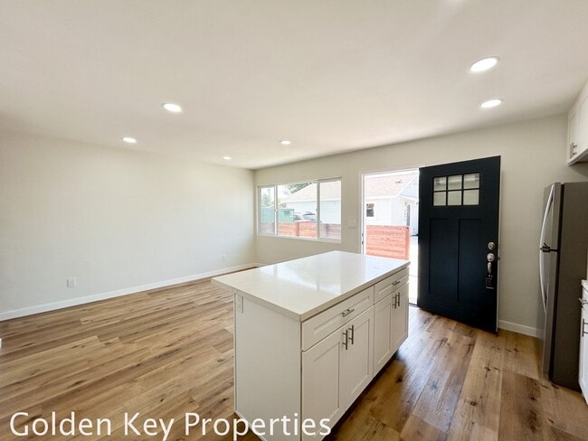 Building Photo - Welcome to your beautifully renovated single level attached home in the heart of Oceanside!