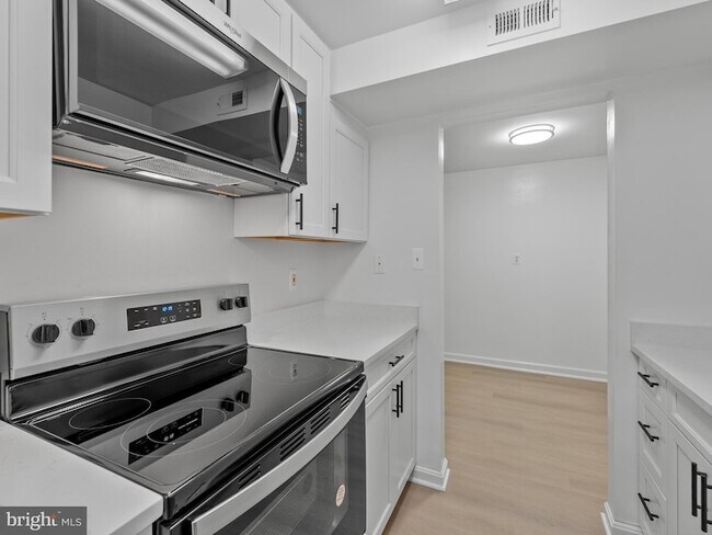 Building Photo - 708 S Arlington Mill Dr