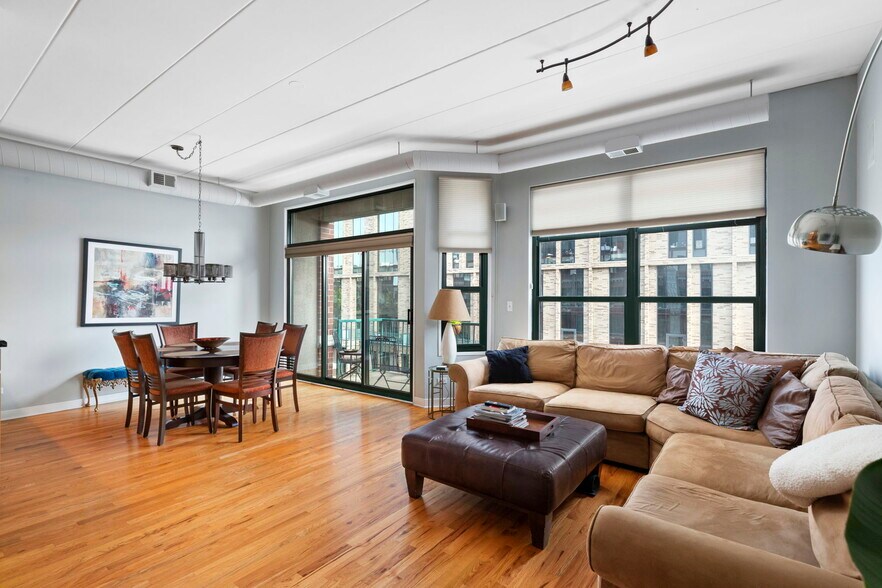 Building Photo - 841 W Monroe St