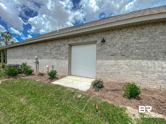 Building Photo - 10078 Lakeview Dr