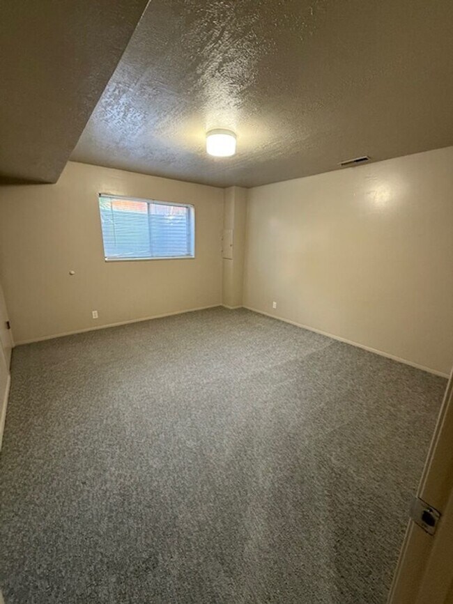Building Photo - 537 E Acoma Rd