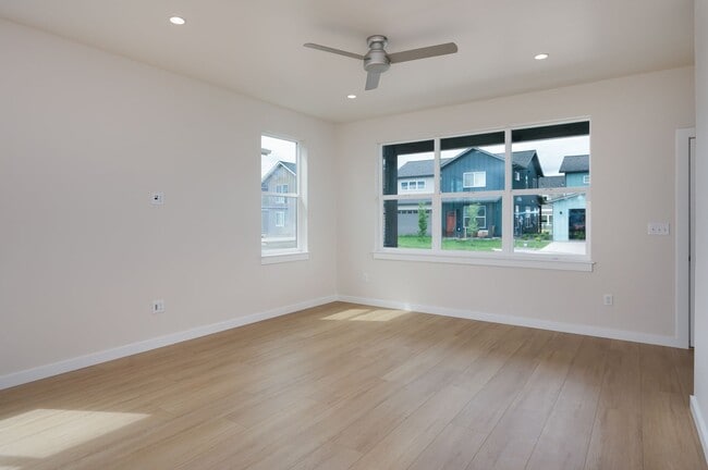 Building Photo - Stunning 4 bed, 3 bath - Corner Lot