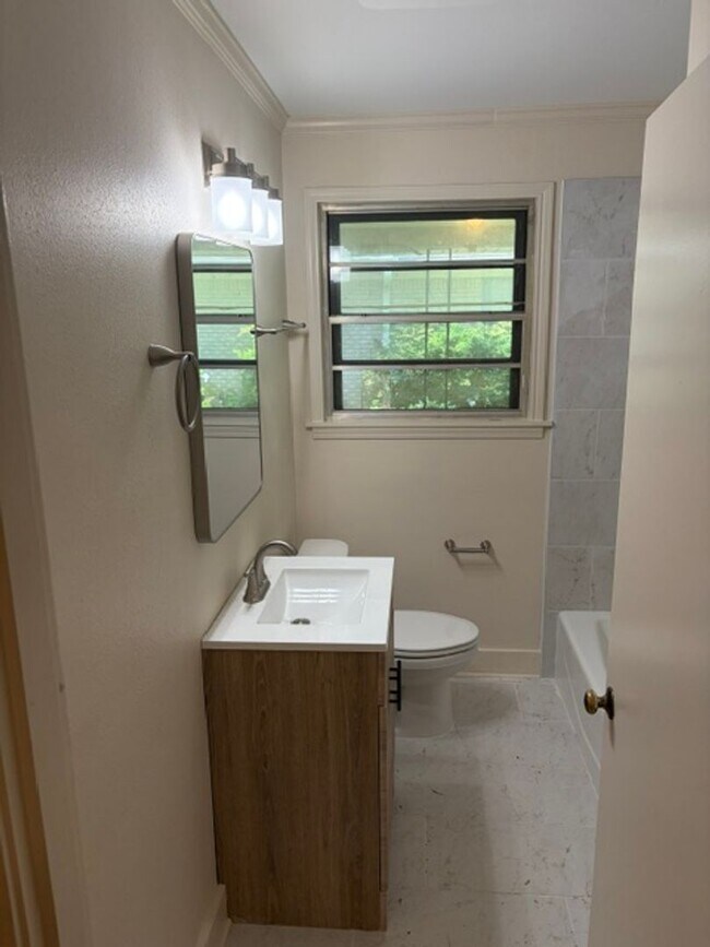 Building Photo - Gorgeous 3 Bedroom Remodeled Home