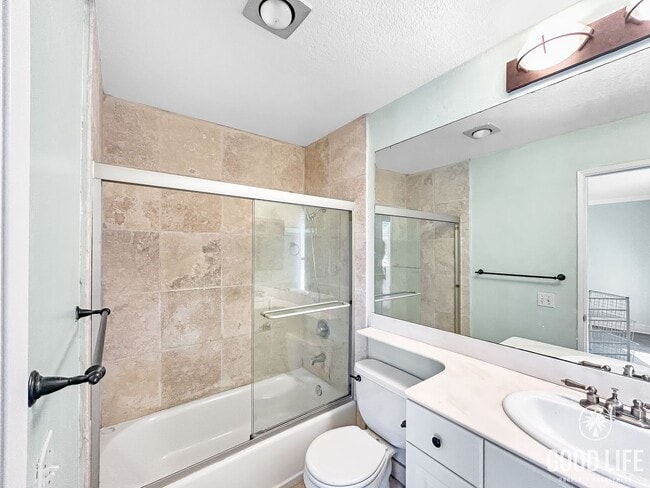 Building Photo - Beautiful 2BD/2.5BA W/ Updated Kitchen, and Attached Garage in Bay Ho!