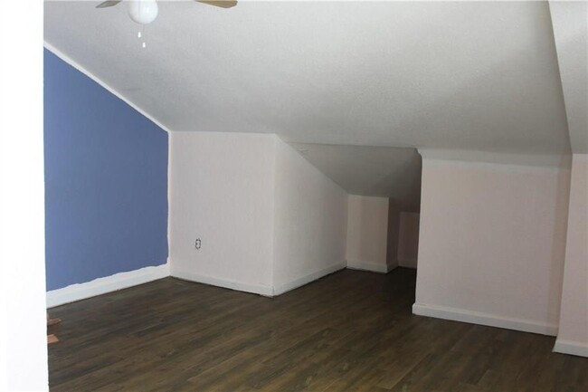 Building Photo - 25 Oakbrook Dr