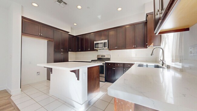 Building Photo - Bright & Beautiful 4 Bedroom 3 Full Bathroom Home!