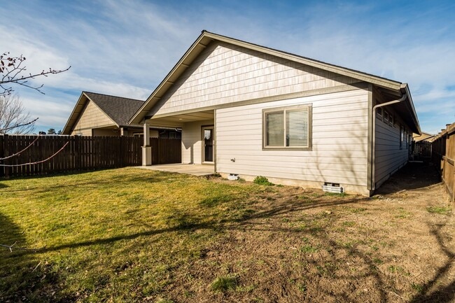 Building Photo - 4 Bedroom Home: Fenced Backyard & Great Location!