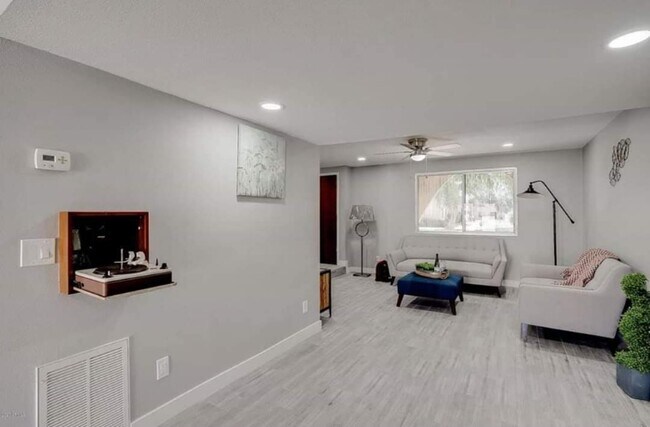 Building Photo - 4678 N 19th Ave