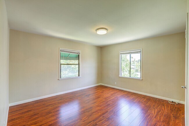 Building Photo - 1154 S Plymouth Blvd