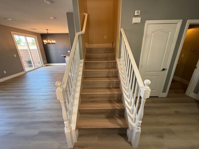 Building Photo - Beautiful 2-Story Townhome in Gated Area w...