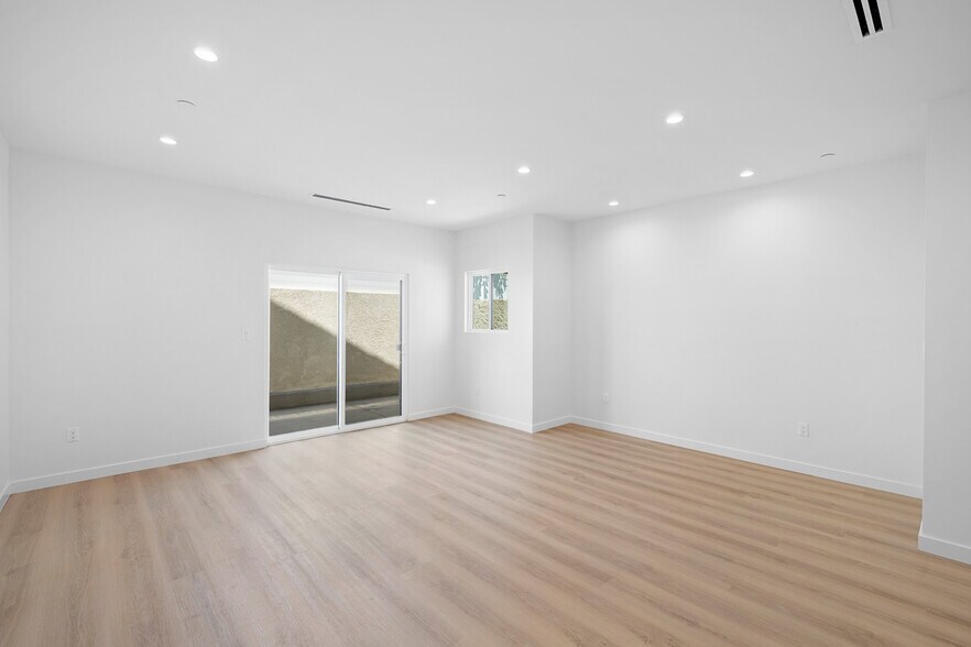 Building Photo - 8460 Glencrest Dr