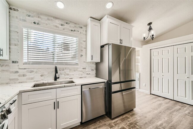 Building Photo - 5701 N Wagonwheel Trail