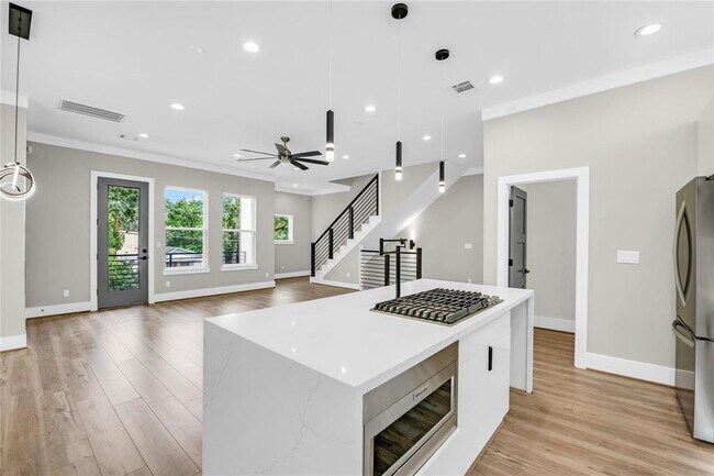 Building Photo - 604 W 28th St