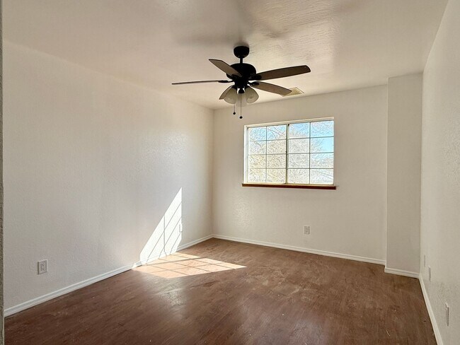 Building Photo - NORTHWEST SOLAR HOME - AVAILABLE NOW!