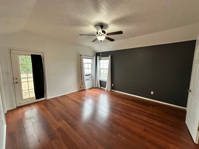 Building Photo - Tons of Character! 3 bed 2.5 bath amazing ...