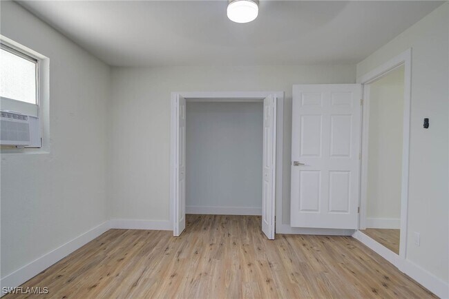 Building Photo - 372 Park Ln Dr