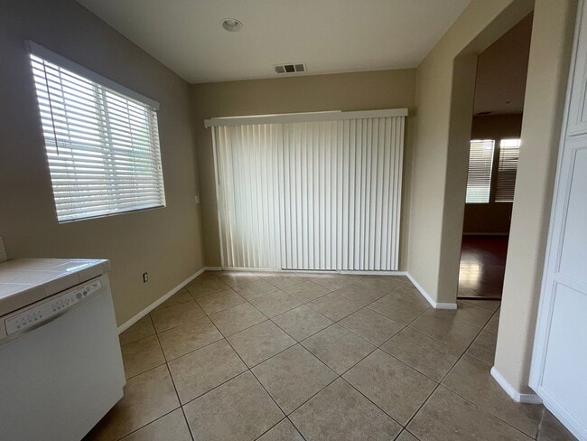 Building Photo - Three Bedroom Two Bathroom Condo in Lake E...