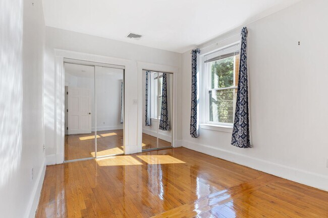 Building Photo - Newly renovated, Central Heat/AC , Parking...