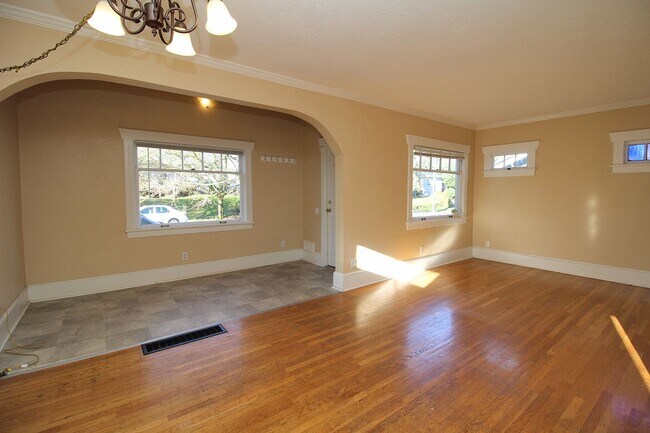 Building Photo - Adorable 2++ Bedroom, 2 Bath Brooklyn Bungalow - steps to MAX line