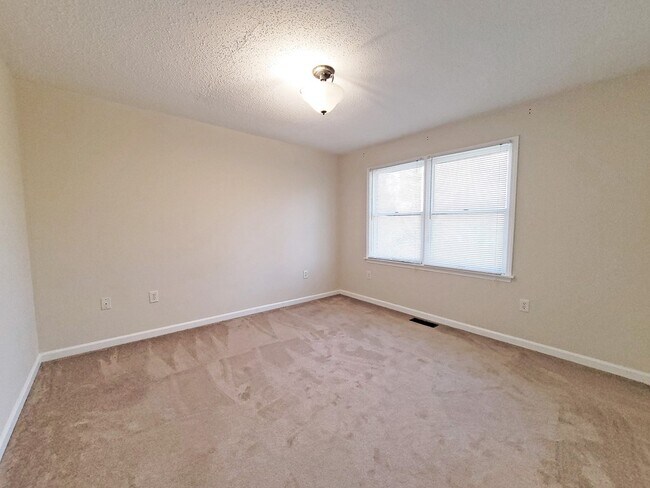 Building Photo - 807B Edgemont Terrace SW