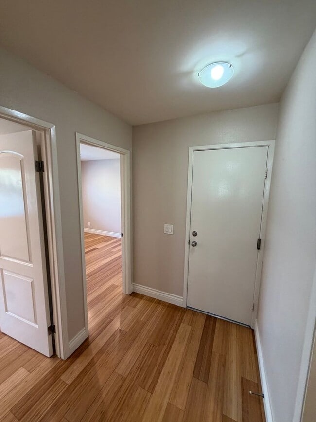 Building Photo - Beautiful 3 Bedroom Home in Avocado Heights