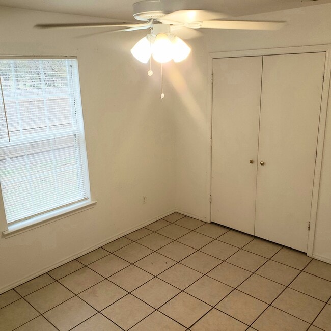 UNIT C, bedroom - 605 College St