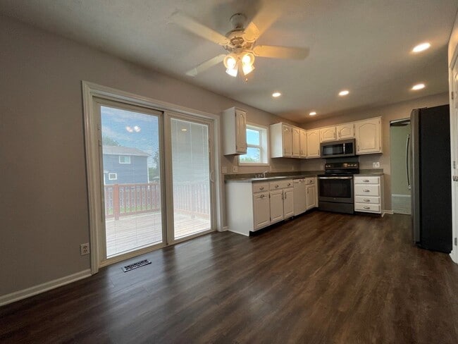 Building Photo - Home For Rent Bellevue!