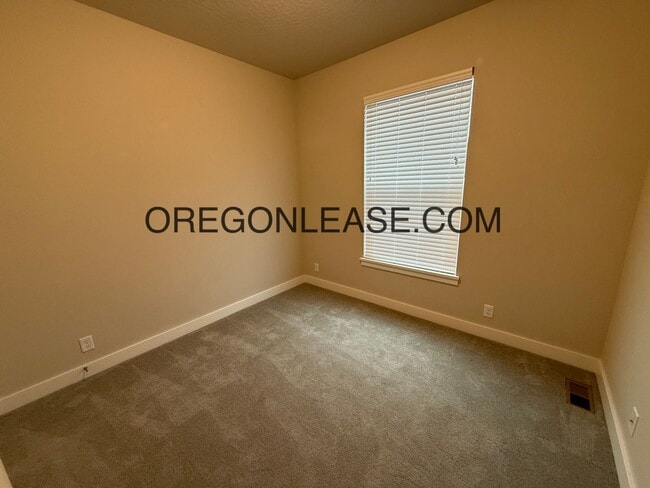 Building Photo - 4 bedroom 2 bath 1650 sqft Springfield home