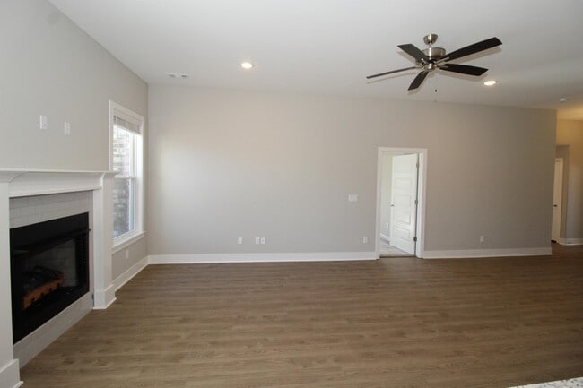 Building Photo - 588 Utah Ave