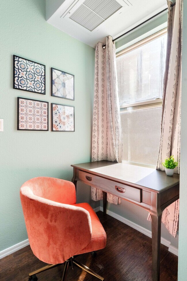 Building Photo - 6235 E Thunderbird Rd