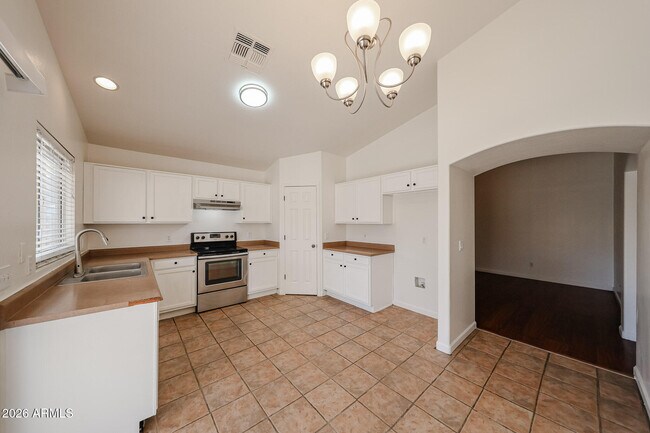 Building Photo - 12811 N Palm St