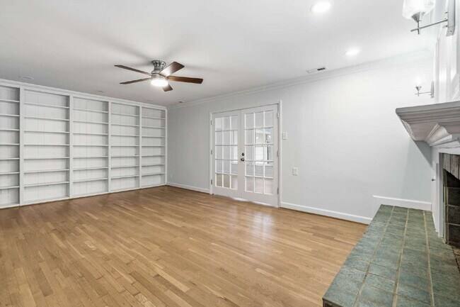 Building Photo - Spacious and Unique 5-Bedroom Ranch in Chapel Hill!