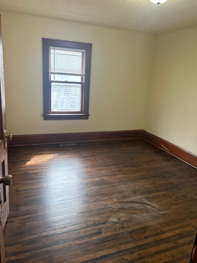 Building Photo - Gorgeous single family home! 4 Bed 2 Bath House Available 10/01/24