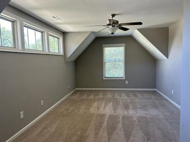 Building Photo - Stunning Pet-Friendly Home with Spacious L...