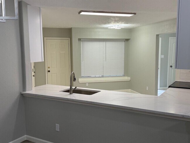 Building Photo - 2812 Forest Hills Dr
