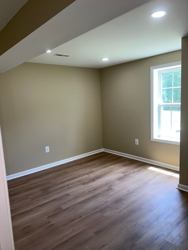 Building Photo - 20 Aster Ln