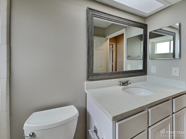 Building Photo - 8911 Country Bend Cir N