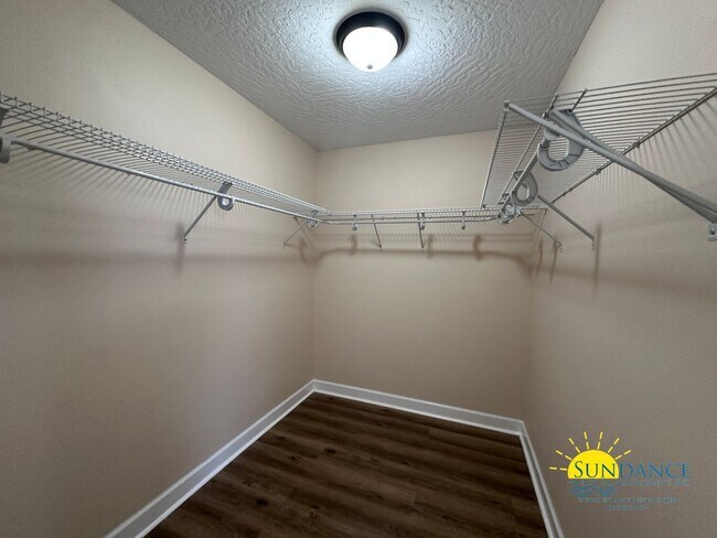 Building Photo - Spacious 3 Bedroom Home in Mary Esther!