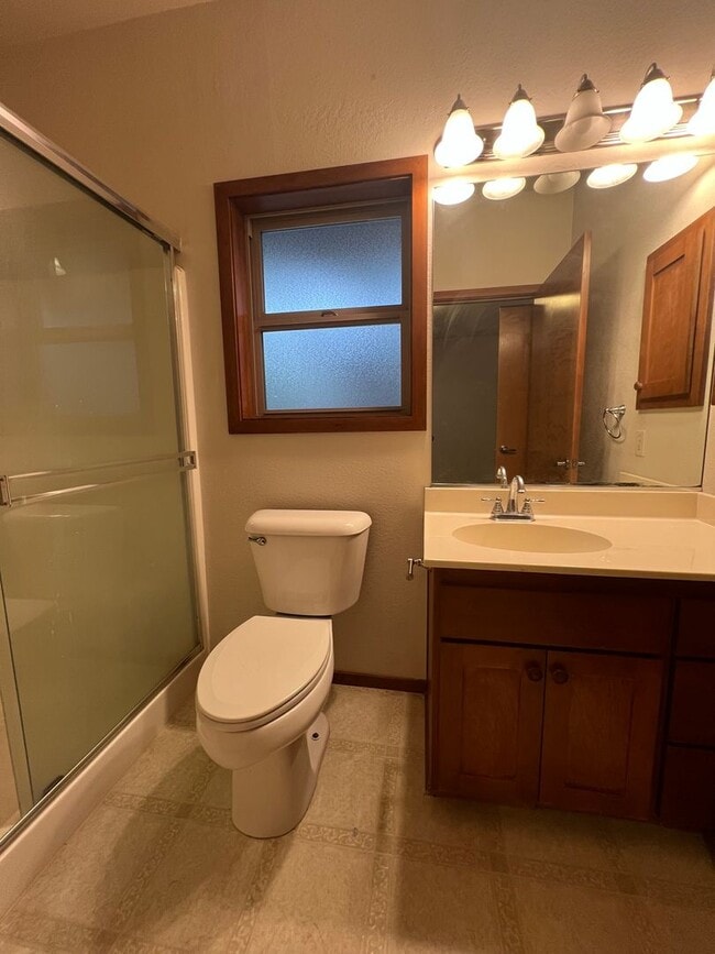 Building Photo - Three bedroom Townhome in Alderwood Townhomes Neighborhood