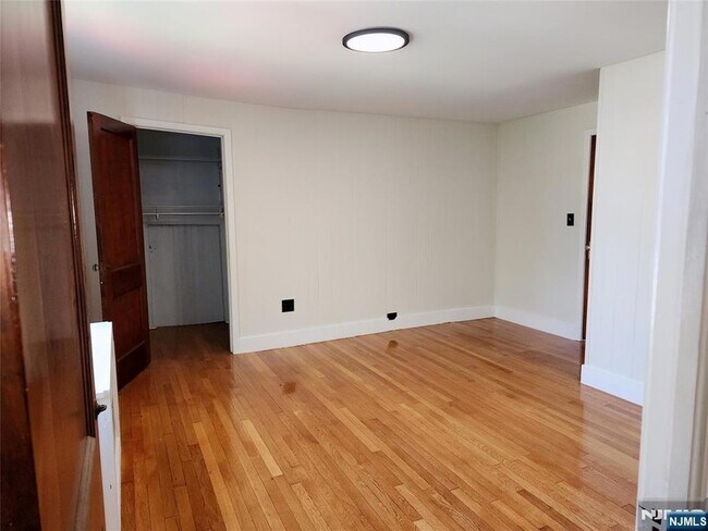 Building Photo - 348 Orchard Terrace