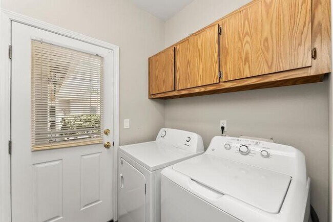 Building Photo - Beautiful 3 Bedroom 2 Bathroom in Gated Community of Folsom, CA!